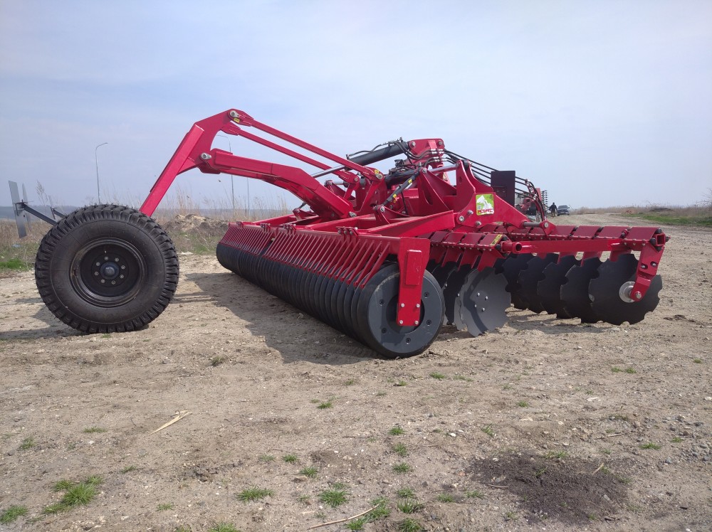 Дисковая почвообрабатывающая прицепная машина АЗАС ДМ-6 с обрезиненным катком