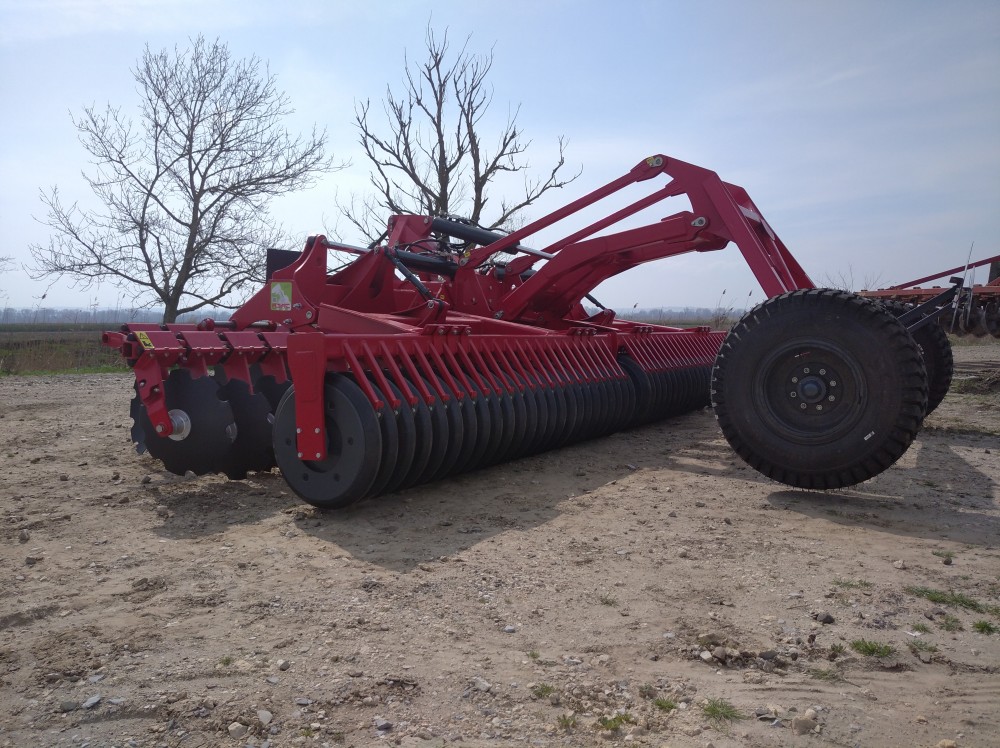 Дисковая почвообрабатывающая прицепная машина АЗАС ДМ-6 с обрезиненным катком