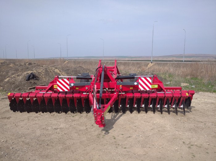 Дисковая почвообрабатывающая прицепная машина АЗАС ДМ-6 с обрезиненным катком