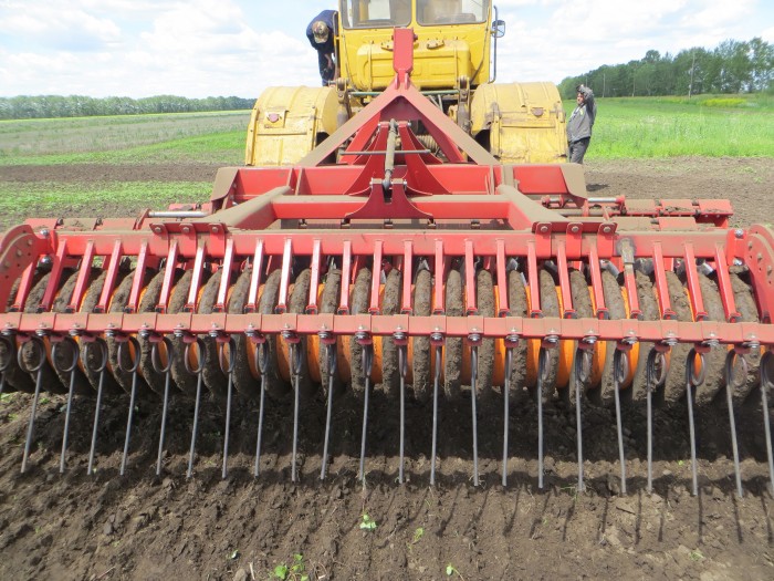 Дисковая почвообрабатывающая прицепная машина АЗАС ДМ-6 с обрезиненным катком