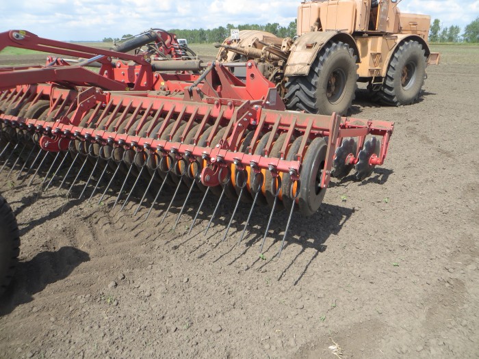 Дисковая почвообрабатывающая прицепная машина АЗАС ДМ-6 с обрезиненным катком