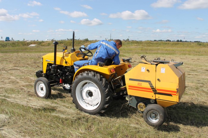 Мини пресс-подборщик Уралец-0850