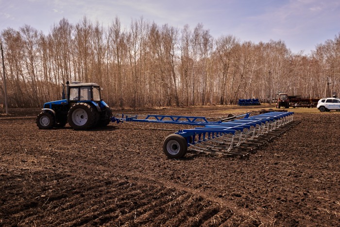 Сцепка бороновальная широкозахватная гидрофицированная ДиборЭкспорт СШГ-16 с боронами БЗТ