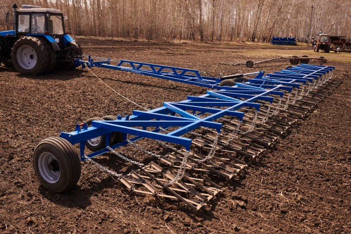 Сцепка бороновальная широкозахватная гидрофицированная ДиборЭкспорт СШГ-16 с боронами БЗТ