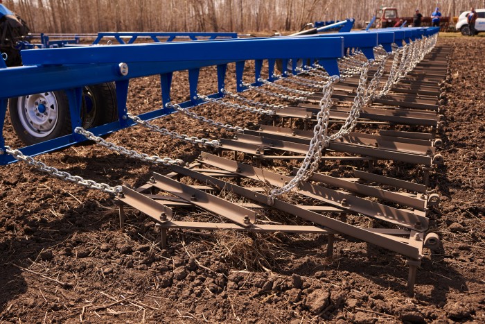 Сцепка бороновальная широкозахватная гидрофицированная ДиборЭкспорт СШГ-16 с боронами БЗТ