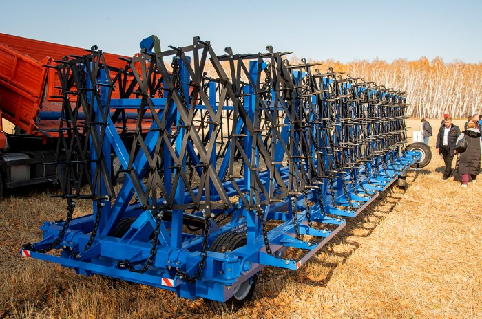 Сцепка бороновальная широкозахватная гидрофицированная ДиборЭкспорт СШГ-22 с боронами БЗТ