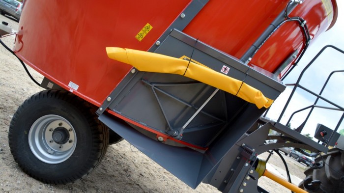 Миксер-кормораздатчик однороторный Metal-Fach Т-659 12 м3