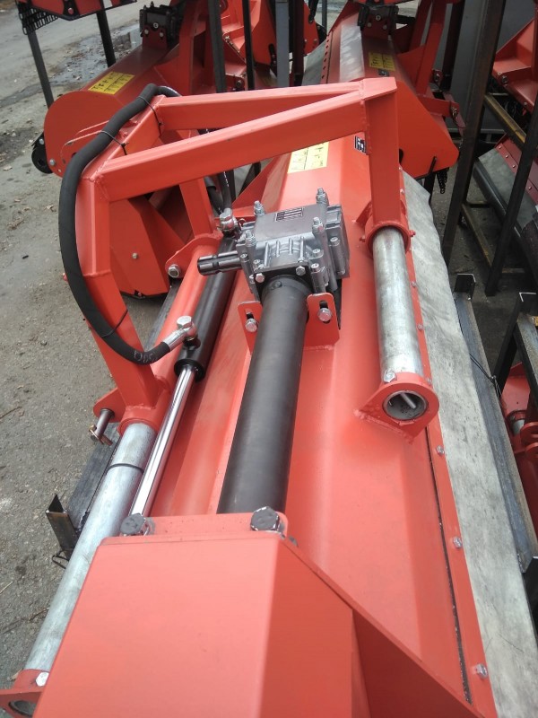 Косилка-измельчитель молотковая Уралец 1.45 м с цилиндром (сдвижная)