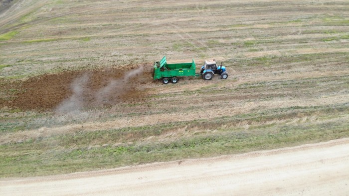Машина для внесения твердых органических удобрений БобруйскАгроМаш МТУ-18