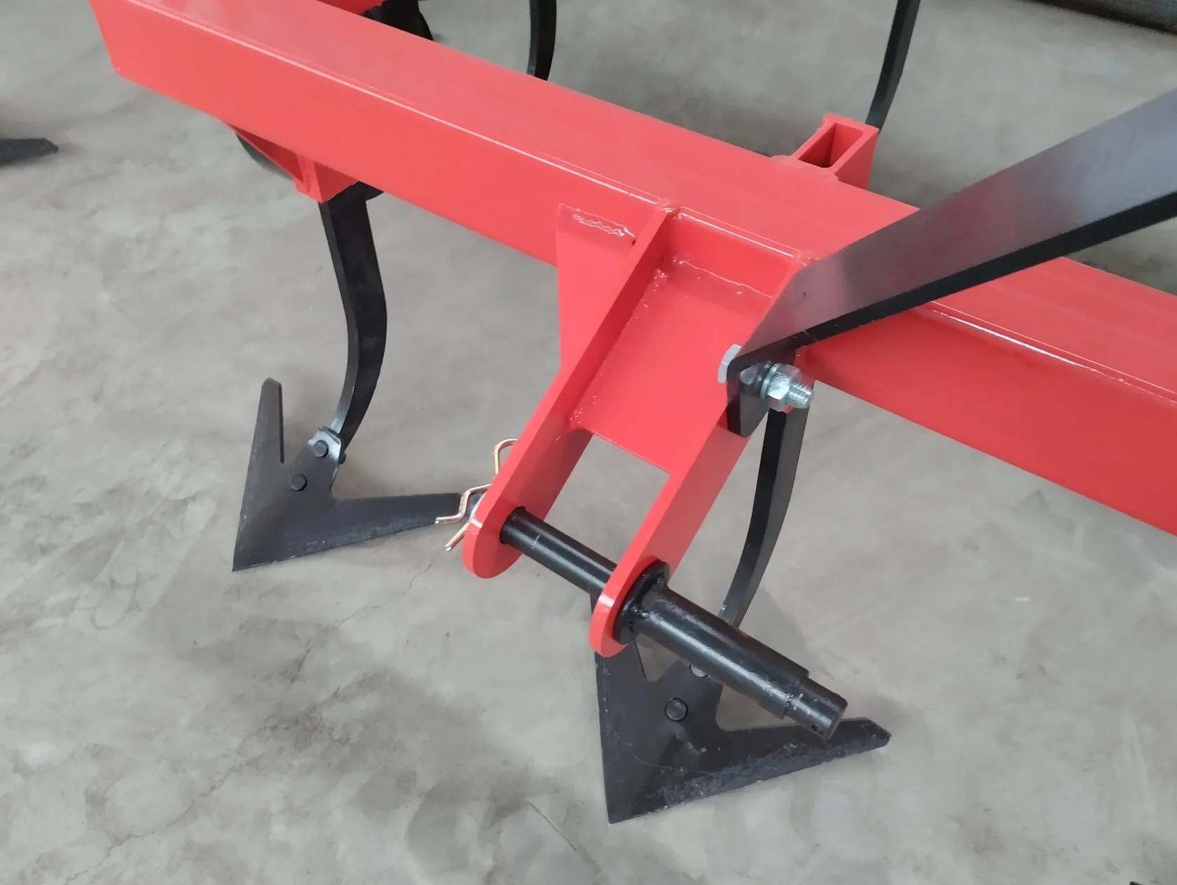 Культиватор стрельчатый навесной КалинаАгро КСН - 2.4 с планчатым катком из полосы