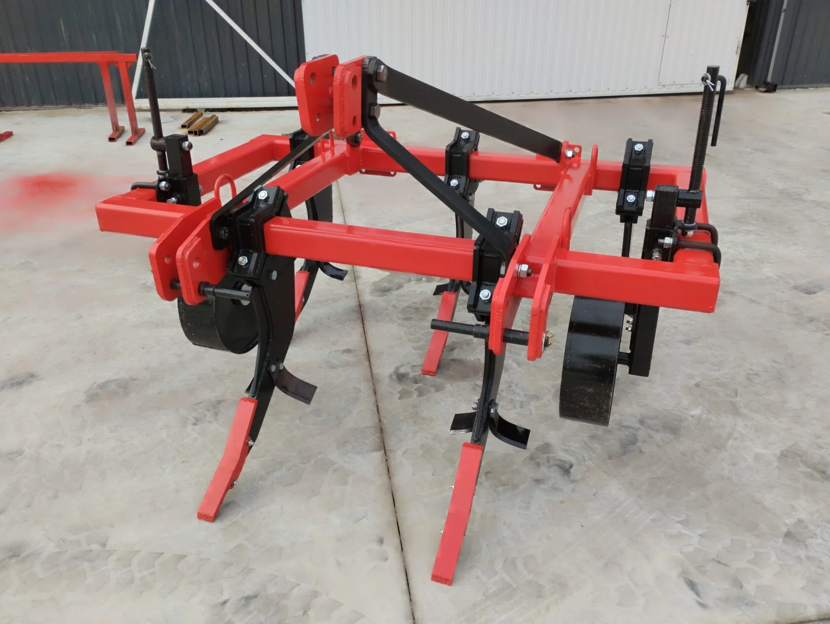 Плуг чизельный (глубoкoрыхлитeль) навесной КалинаАгро ГРН - 5 без катка, с опорными колесами