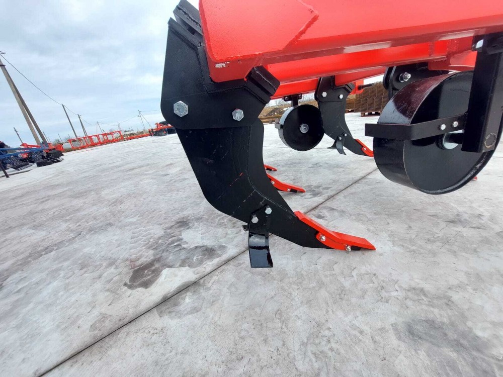 Плуг чизельный (глубoкoрыхлитeль) навесной КалинаАгро ГРН - 5 без катка, с опорными колесами