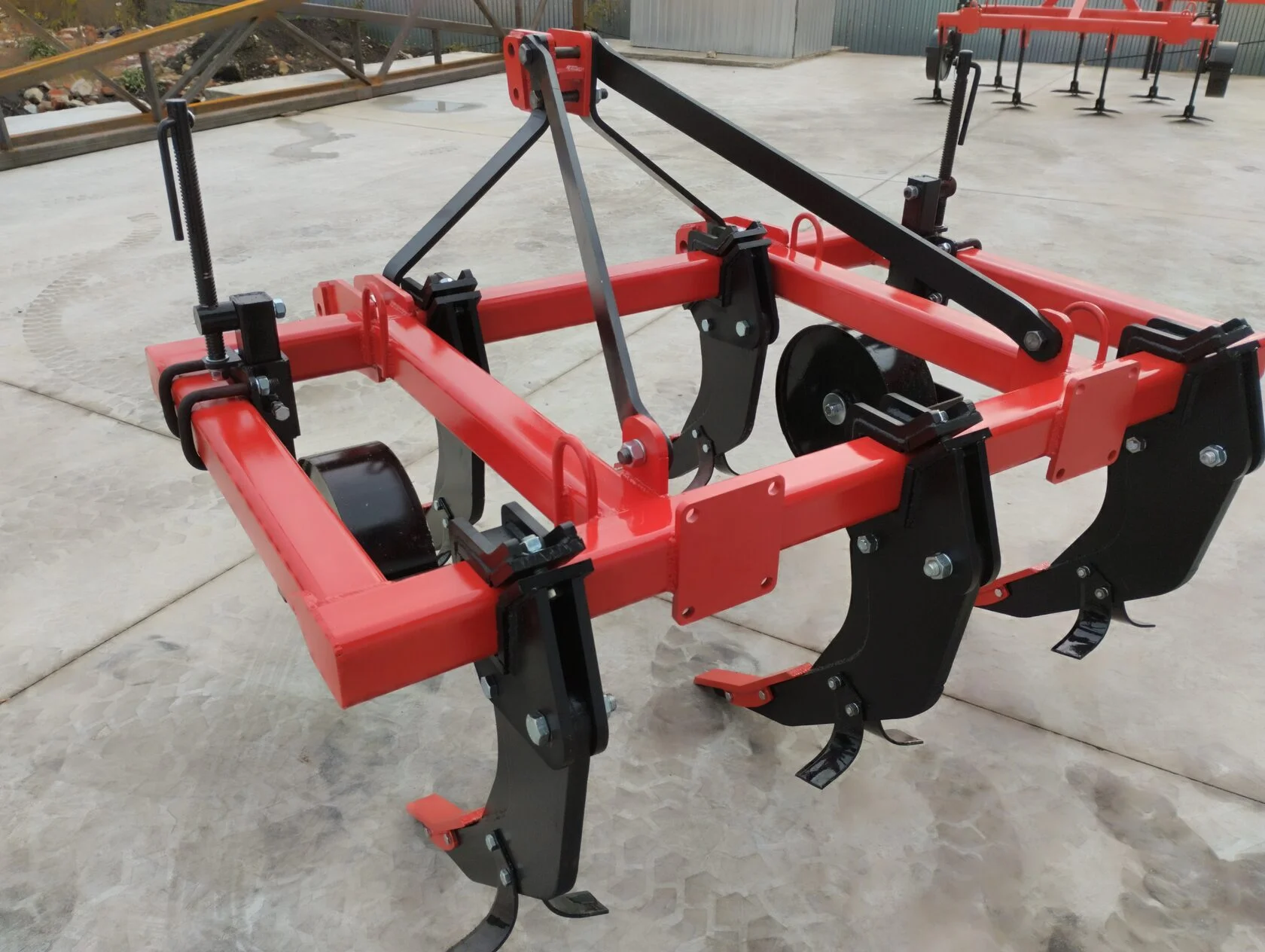 Плуг чизельный (глубoкoрыхлитeль) навесной КалинаАгро ГРН - 5 без катка, с опорными колесами