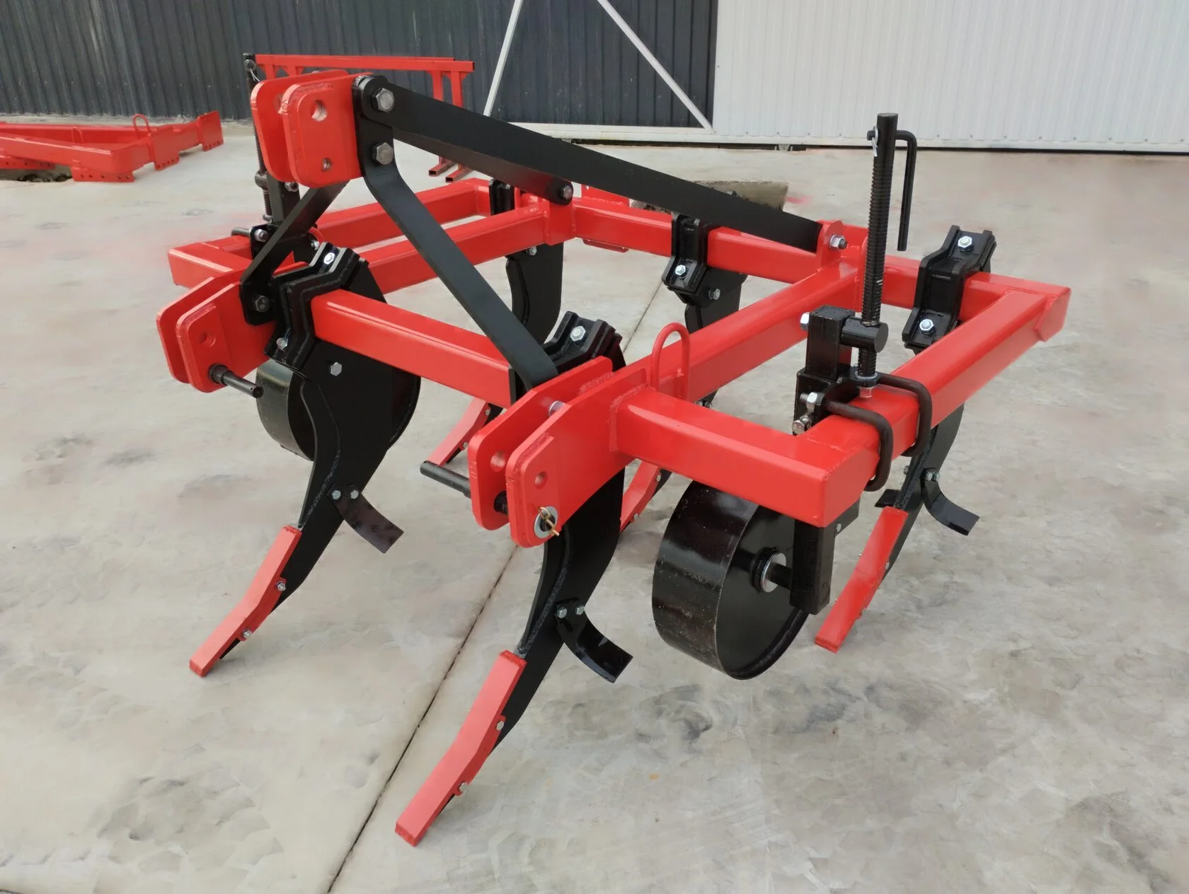 Плуг чизельный (глубoкoрыхлитeль) навесной КалинаАгро ГРН - 5 без катка, с опорными колесами