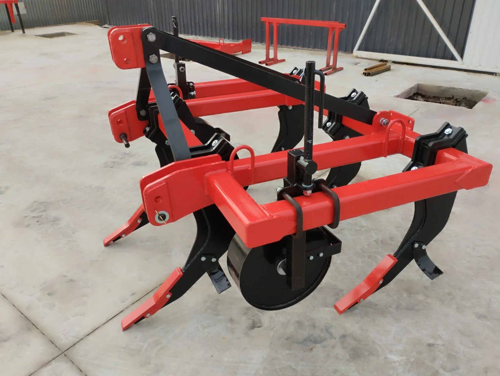 Плуг чизельный (глубoкoрыхлитeль) навесной КалинаАгро ГРН - 5 без катка, с опорными колесами