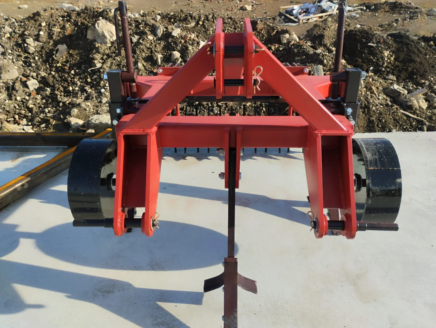 Плуг чизельный (глубoкoрыхлитeль) навесной КалинаАгро ПЧН-3 с зубчатым катком и опорными колесами