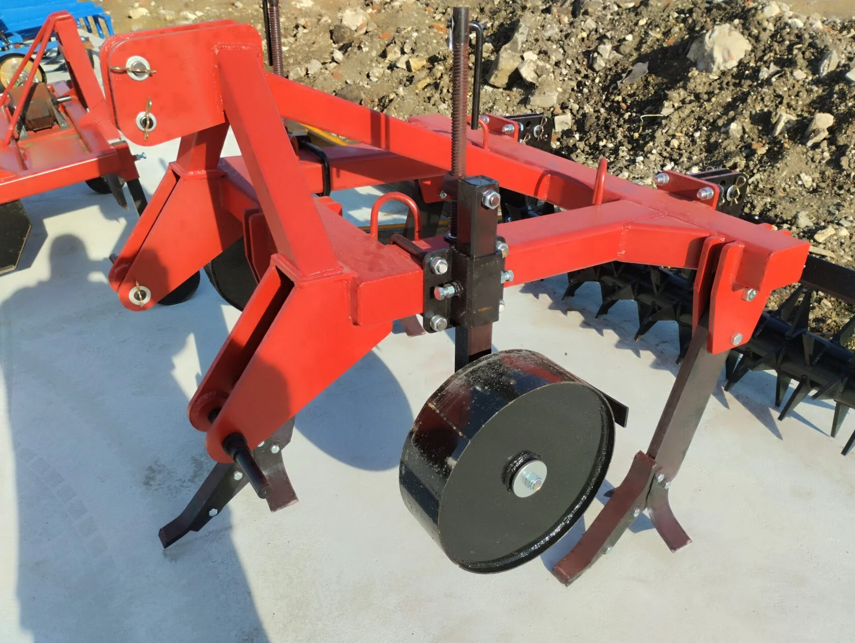 Плуг чизельный (глубoкoрыхлитeль) навесной КалинаАгро ПЧН-3 с зубчатым катком и опорными колесами