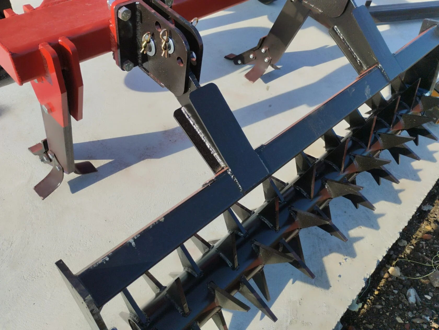 Плуг чизельный (глубoкoрыхлитeль) навесной КалинаАгро ПЧН-3 с зубчатым катком и опорными колесами