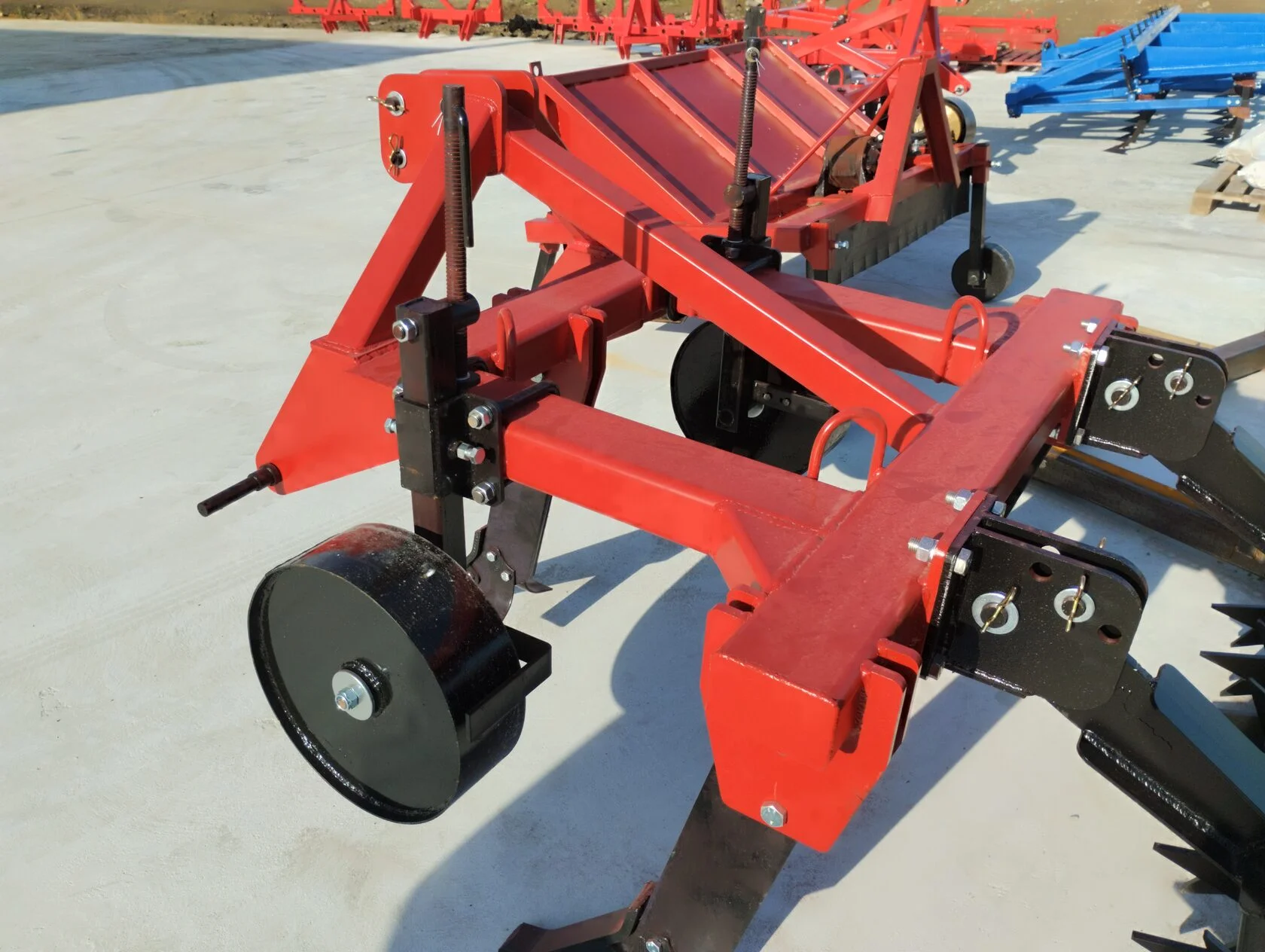 Плуг чизельный (глубoкoрыхлитeль) навесной КалинаАгро ПЧН-3 с зубчатым катком и опорными колесами