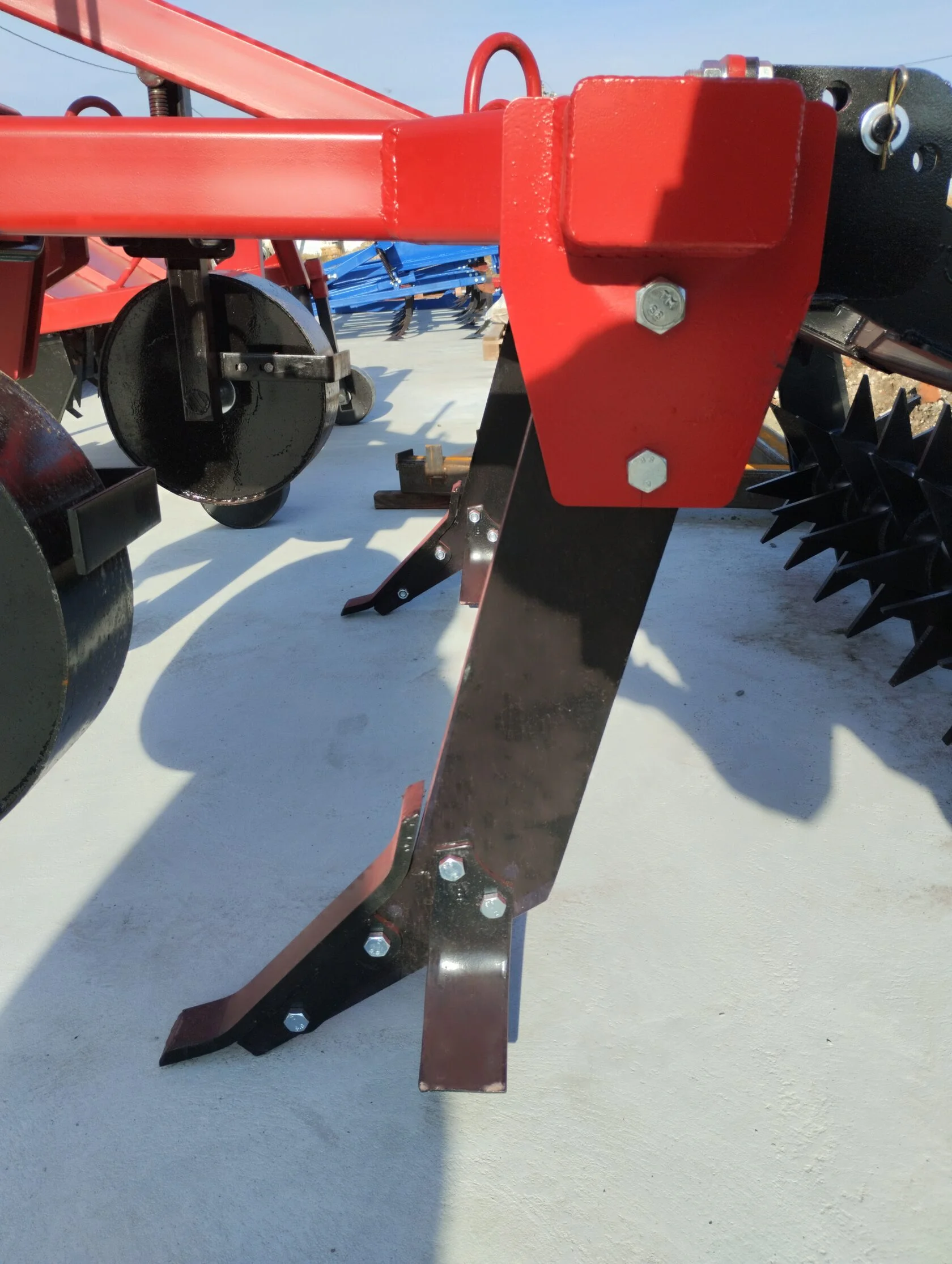 Плуг чизельный (глубoкoрыхлитeль) навесной КалинаАгро ПЧН-3 с зубчатым катком и опорными колесами