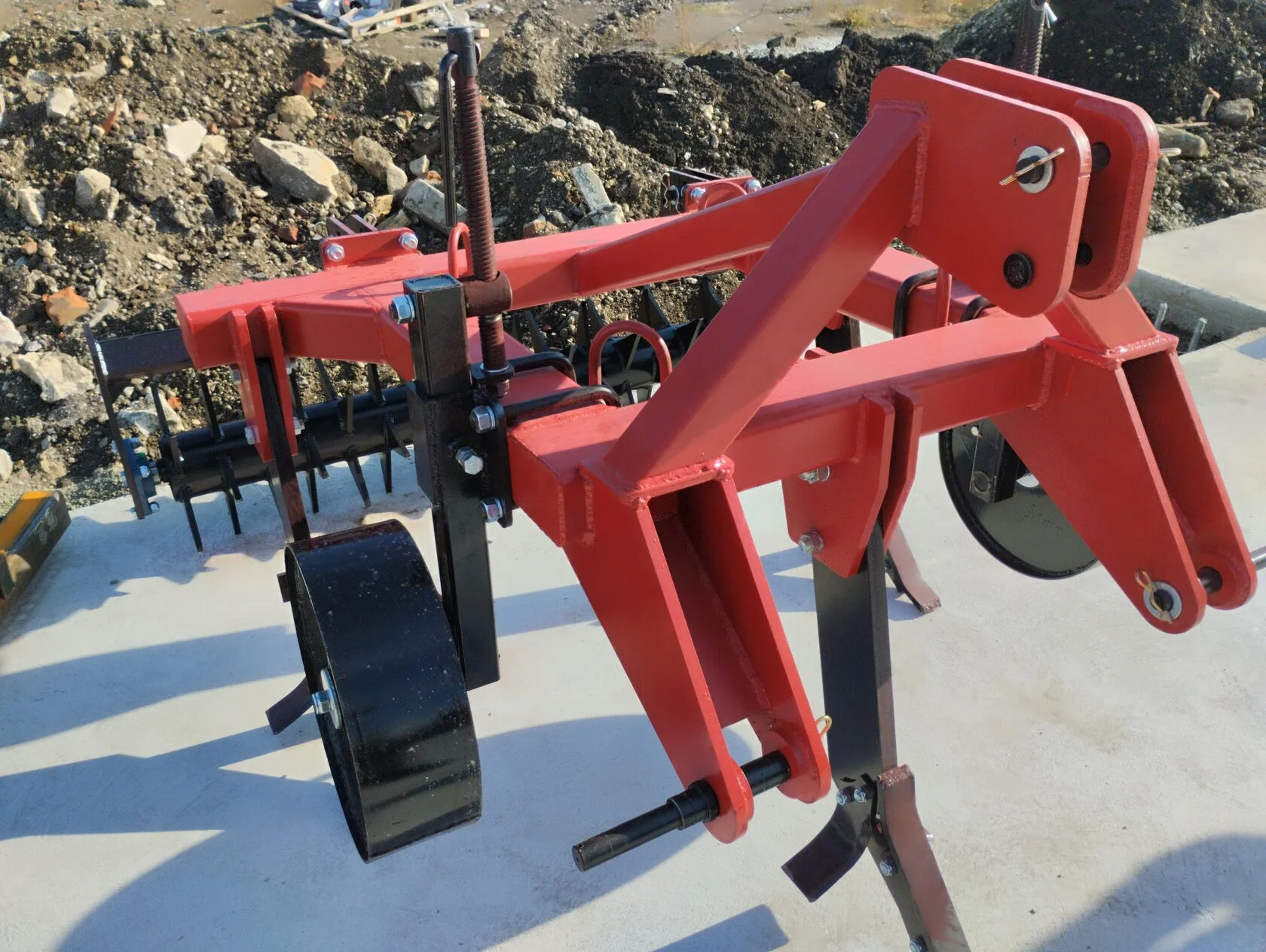 Плуг чизельный (глубoкoрыхлитeль) навесной КалинаАгро ПЧН-3 с зубчатым катком и опорными колесами