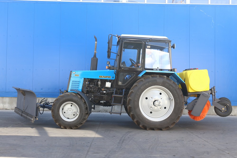 Коммунальная щетка с поливом 500 л. Сальсксельмаш МК-7 (колеса 5х10)