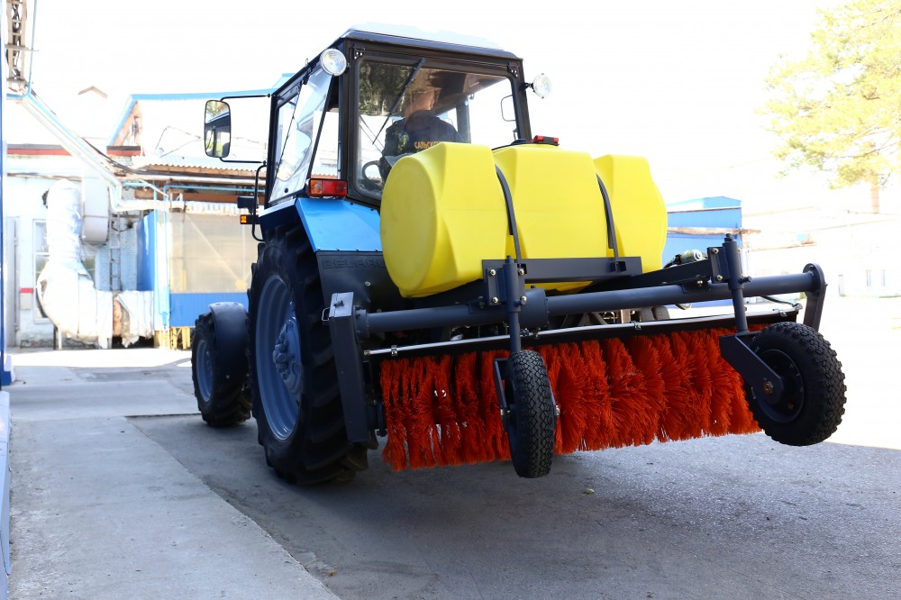 Коммунальная щетка с поливом 500 л. Сальсксельмаш МК-7 (колеса 5х10)
