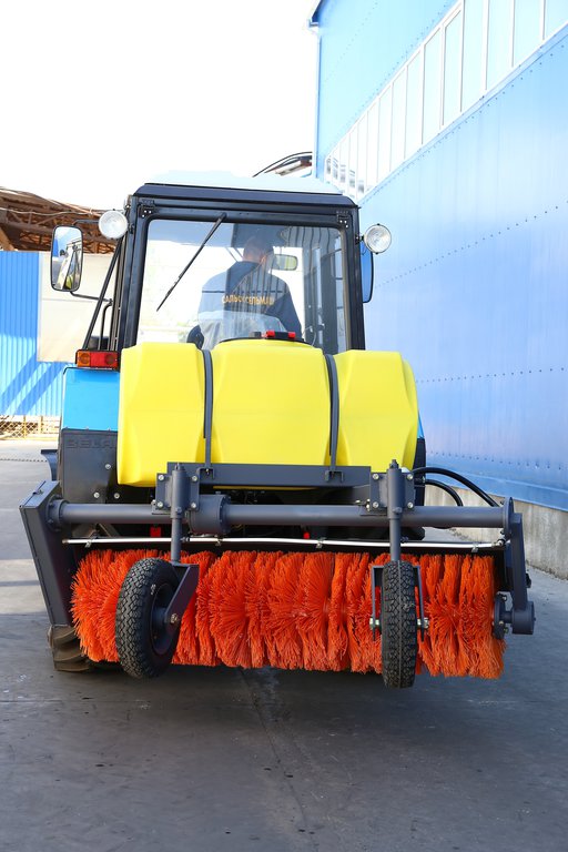 Коммунальная щетка с поливом 500 л. Сальсксельмаш МК-7 (колеса 5х10)