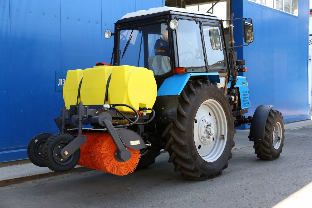 Коммунальная щетка с поливом 500 л. Сальсксельмаш МК-7 (колеса 5х10)