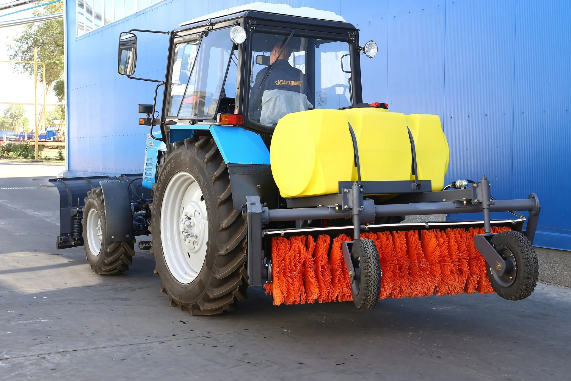Коммунальная щетка с поливом 500 л. Сальсксельмаш МК-7 (колеса 5х10)