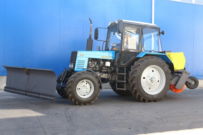 Коммунальная щетка с поливом 500 л. Сальсксельмаш МК-7 (колеса 5х10)