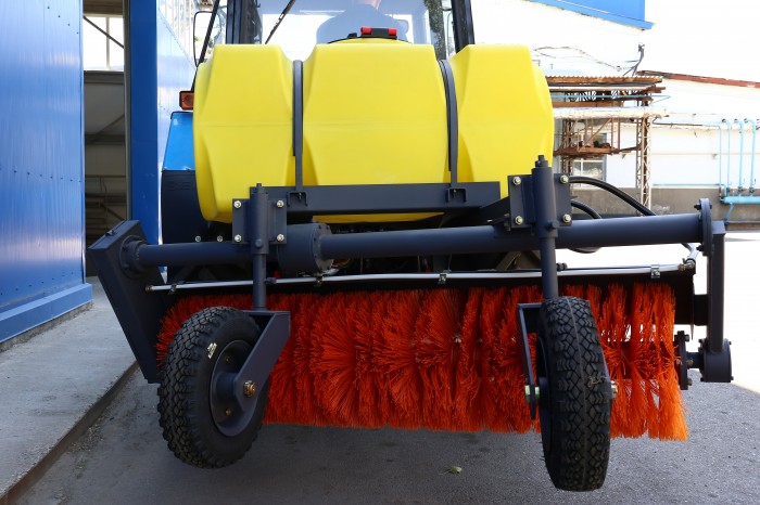 Коммунальная щетка с поливом 500 л. Сальсксельмаш МК-7 (колеса 5х10)